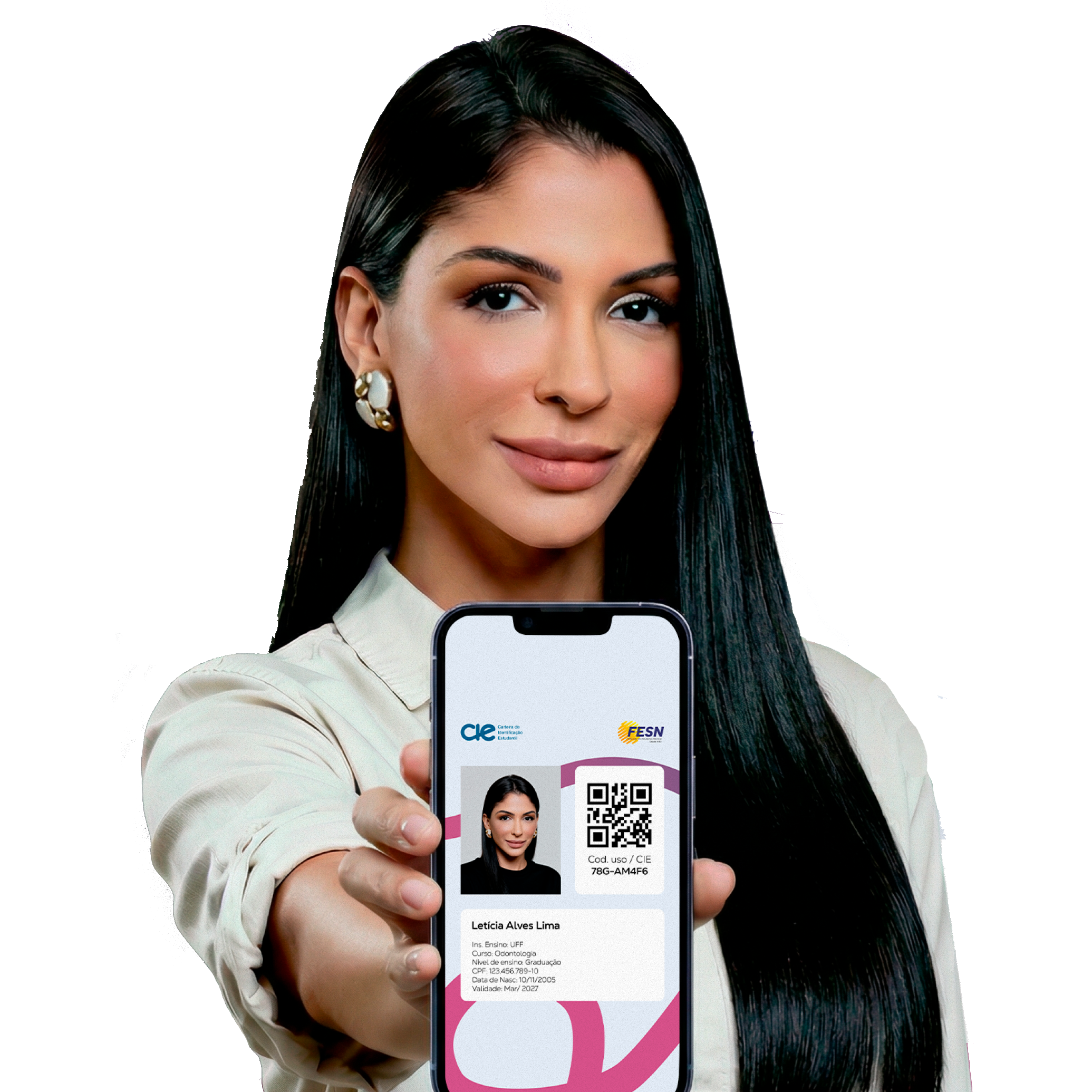 Mulher segurando uma carteirinha de estudante